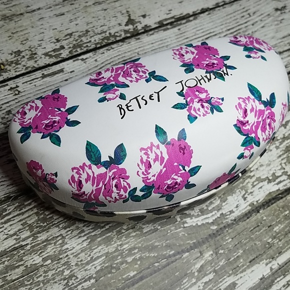 Betsey Johnson Accessories - Unique Betsey Johnson hard shell eyeglasses case